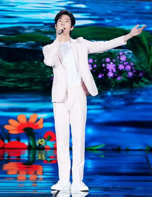 李宇春才是无价之姐穿橙色蝴蝶西装大秀美腿,秒杀李沁秦岚
