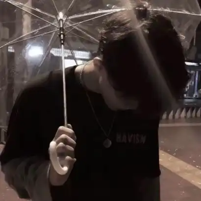 露半边脸男生头像
