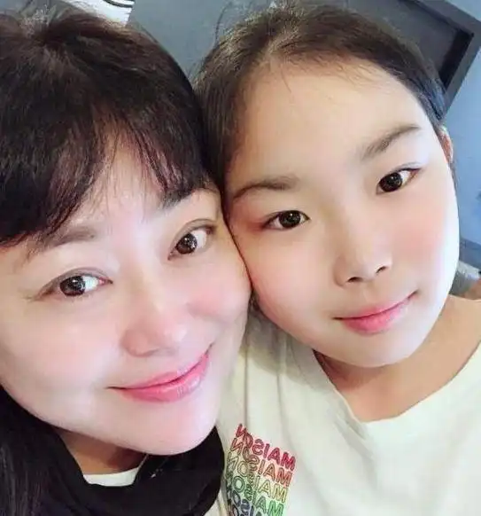 李菁菁2婚丈夫小15岁,被500位副导演封杀,却携小25岁老公卖茶叶