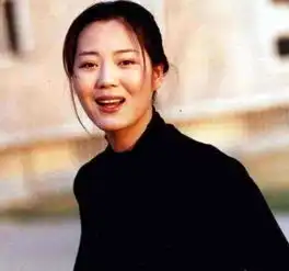 49岁王茜华近照,为幸福倒追丑男老公,患病胖成大妈却被宠成公主