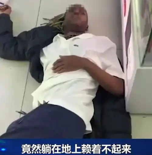 黑人男子偷手机被抓,女友称男友是高贵摩尔人,你们凭什么抓他