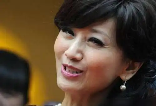 赵雅芝不再装嫩,展现出65岁该有的样子,网友冻龄都是骗人的