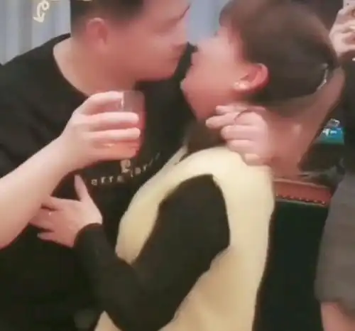 同学聚会,男女同学接吻喝酒,网友这一吻解散了两个家庭