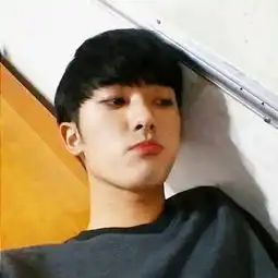 这两个男生发型的名字叫什么前三个是一种最后一个是一种
