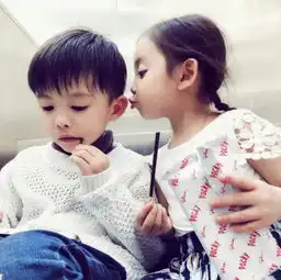 这个小男孩叫什么有这个头像另一张吗
