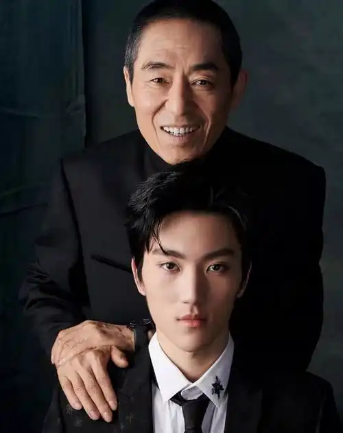 张艺谋娇妻为儿子庆生含情脉脉侧望丈夫,儿子眼神初现霸气
