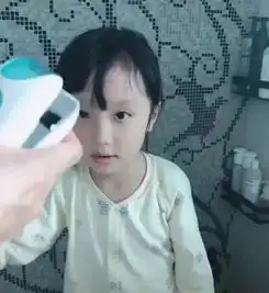 洪欣晒女儿近照,却意外撞脸权律二,网友真羡慕这一家人的颜值