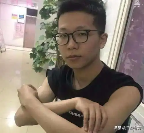 余小c韩服纳尔天秀三杀,队友称其为大腿,c皇慌了我是混子