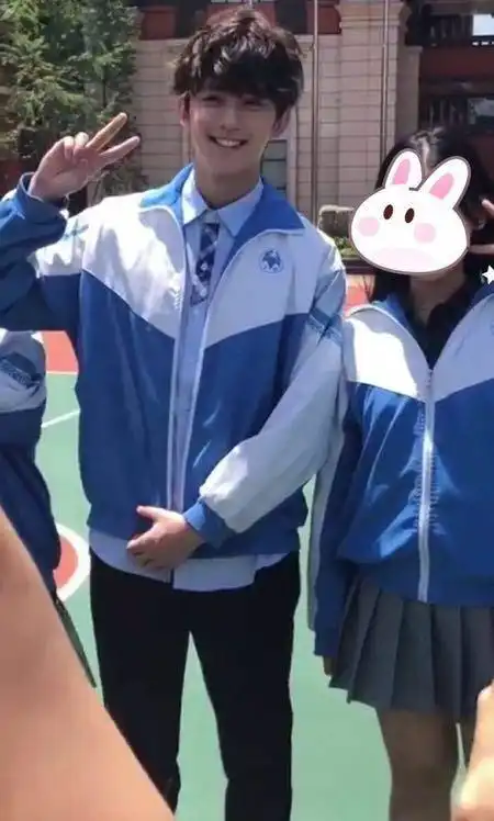 吴磊穿校服到学校参加毕业典礼被偶遇,网友晒未ps照很帅很亲切