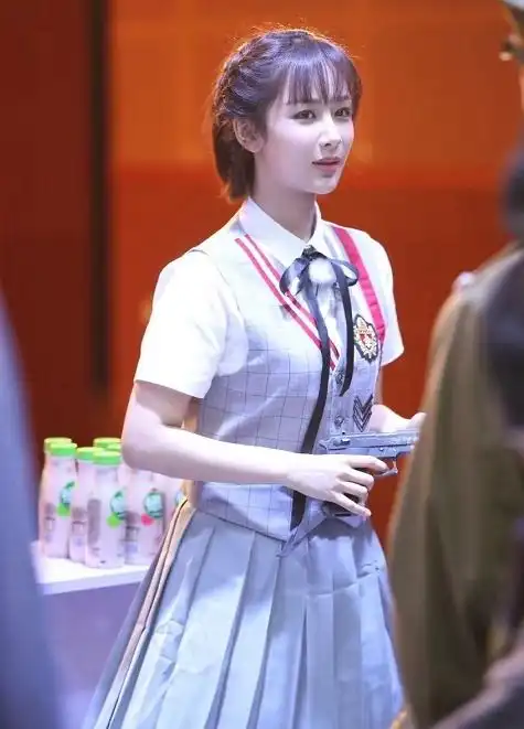 29岁杨紫挑战高中校服,拉链合不上,看清腰围懵了,还以为自己少女呢