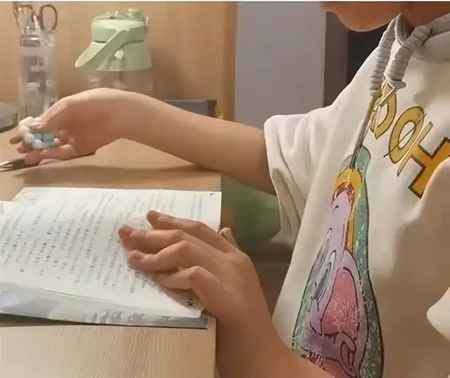 当小学生开始盘手串成年人正在伤害下一代