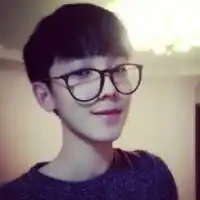 微笑也掩饰心底得悲伤
