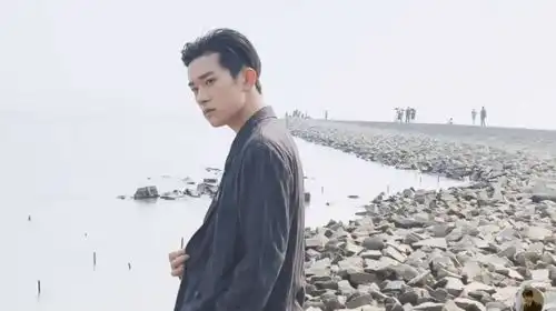 易烊千玺拍杂志气质高冷草地抓虫子显可爱反差萌
