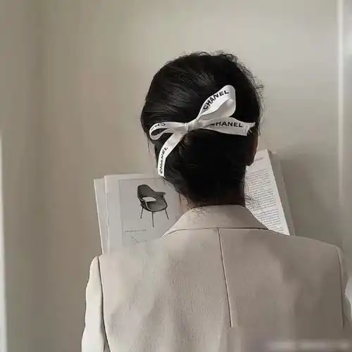 以前嫌弃蝴蝶结,现在戴头上却时髦复古,夏天想造型好看一定要试
