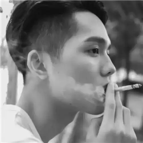 男生头像琐碎的记忆拼凑成的片段似乎只剩下了光和你
