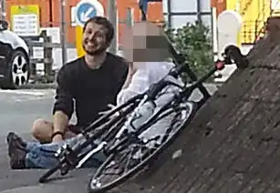 英跑酷男子当街劝说自杀女子微笑鼓励获赞