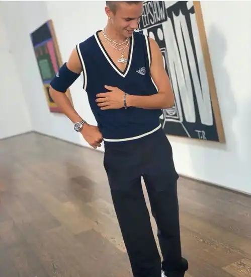 贝克汉姆现身秀场,小七穿紫藤萝长裙甜美乖巧,儿子比老爸还帅气