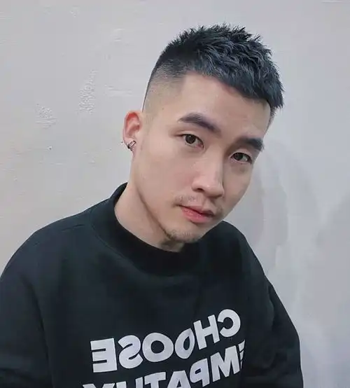 男生理发不要只会稍微剪短,这12款发型阳光帅气,潮流有范
