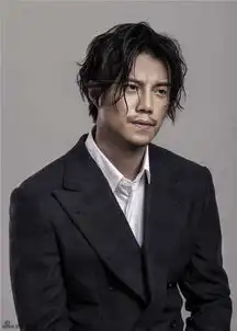 组图雅痞范儿高爽慵懒随性演绎熟男魅力