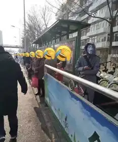 太吓人男子戴恐怖面具公交站悠闲等车边上乘客还能淡定吗
