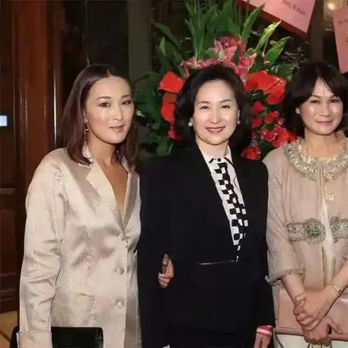 看了何超琼的穿搭,才发现真名媛的肤有光泽穿不露肤,贵气十足