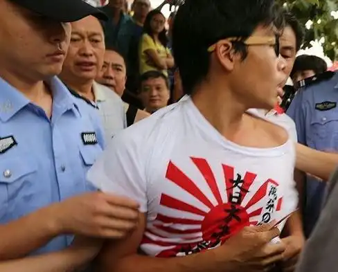 如此猖狂老外平遥古城穿旭日旗t恤,爱国小伙提醒却遭反怼