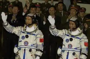 独家图片费俊龙聂海胜在神六出征仪式上