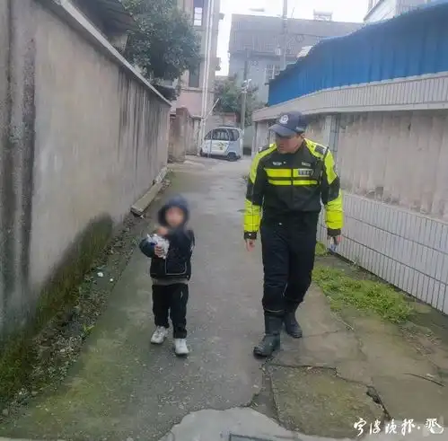 3岁男童街头走失,外卖小哥和交警接力帮忙找家
