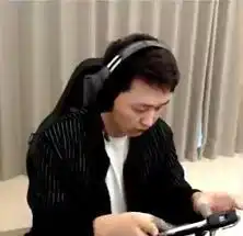 和平精英碰到2个主播队,冷宴华连灭对手,靠的是这一战术