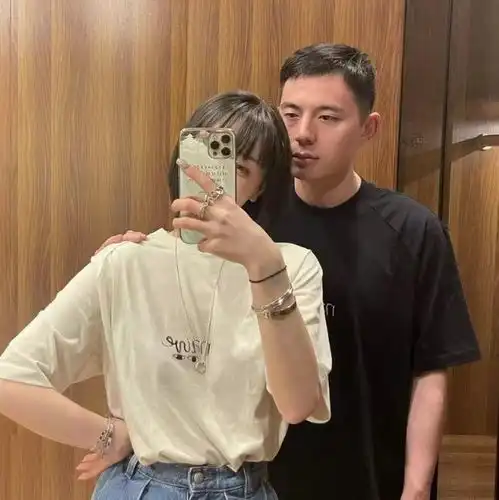 高晓松高颜值女儿曝光,15岁zoe打扮成熟与妈妈逛街,多次被搭讪