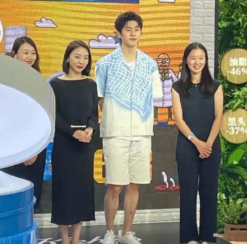 刘昊然活动生图曝光,粉丝镜头下颜值真实,是清爽干净的少年模样
