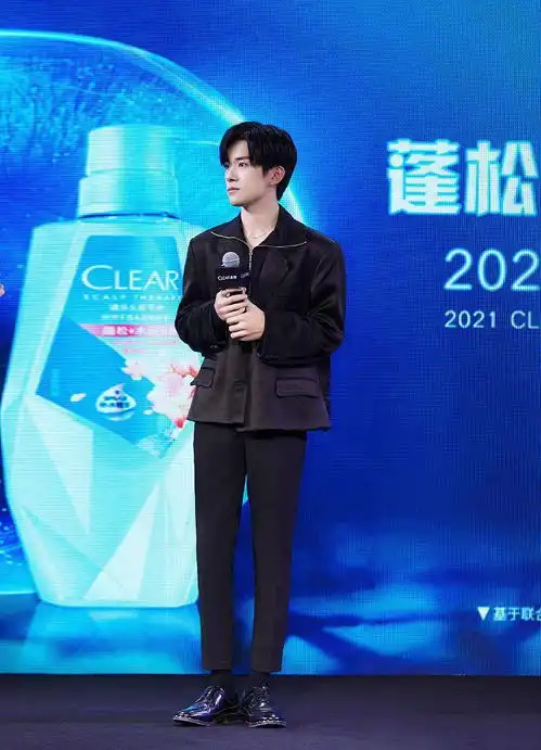 易烊千玺沉稳西装勾勒沉毅轮廓点缀精致珠宝更衬少年俊朗