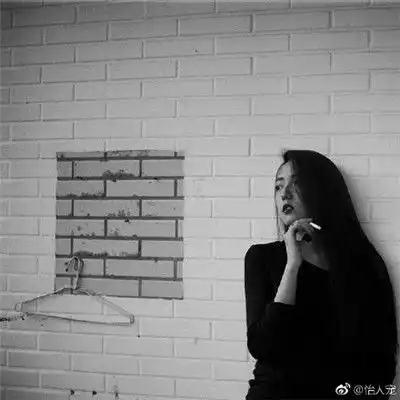 欧美女生头像霸气黑白吸烟2018霸气超有范的女生黑白头像
