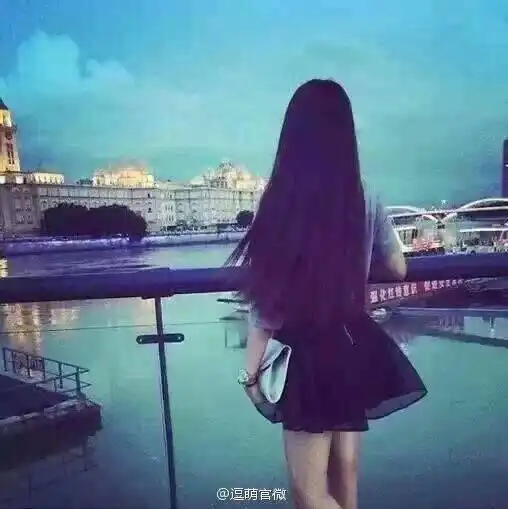 求有气质的女孩子的背影图
