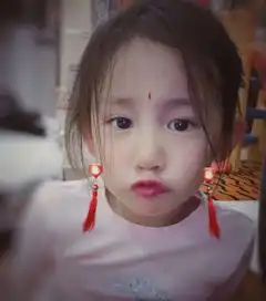 黄磊教育真有智慧,晒多妹新照,二女儿天真烂漫爱自拍