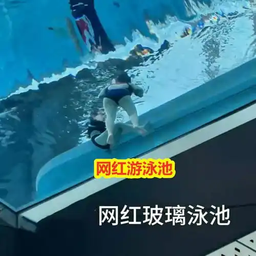 男子望天不时露出迷之笑容,路人往上一看上方是一个玻璃游泳池