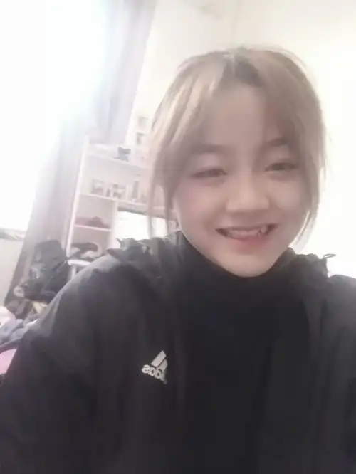 请问我长得算难看吗,交了男朋友之后就一直很自卑,对自己不自信,怎么提高自信真的很困扰