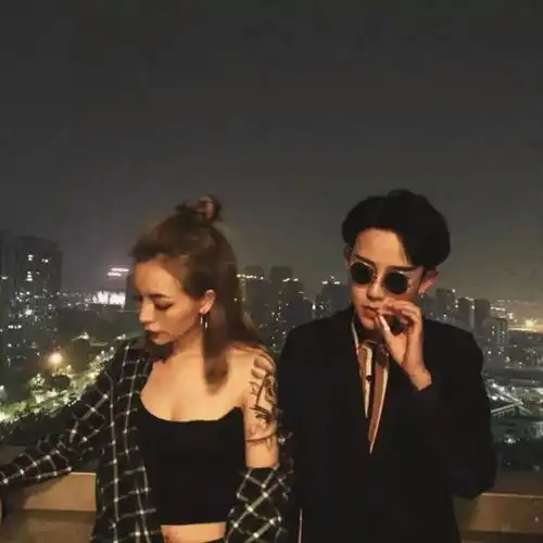 不要全身的,要要头和肩部就行求一张黑白图,女的,戴帽子,遮住半边脸