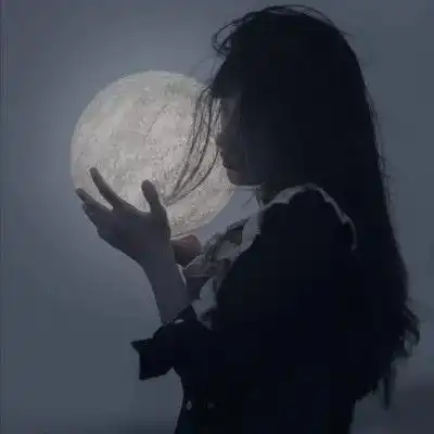 丧系女生头像你迟早也会成为别人的宝藏
