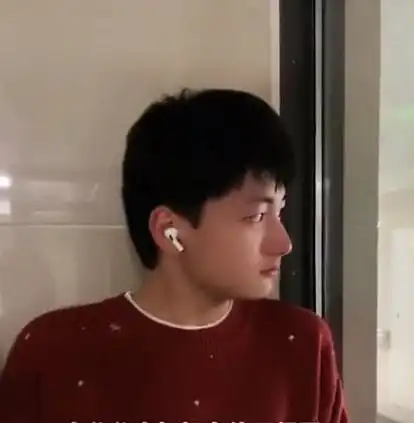 江苏14岁男孩放假探望82岁太奶奶,老人从病房被搀扶走出瞬间泪崩
