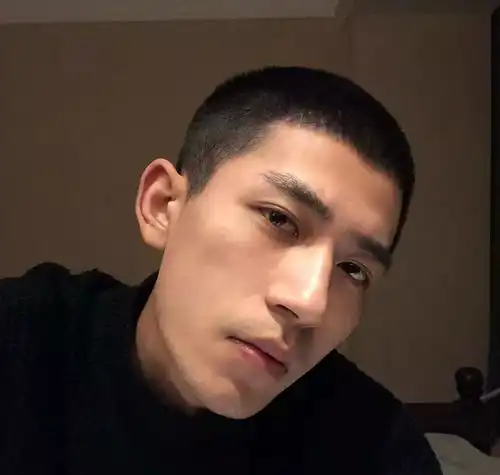 留寸头的男生好帅
