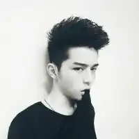 一个男生扯着衣领抬头怒吼白色背景墙,领口是运动衫的圆领头像跪求
