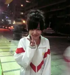 大家大家注意看了这是个美女你们谁知道她是谁不帮忙帮忙
