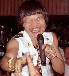 他被称为最丑男演员,经历酷似王宝强,儿子却很帅气
