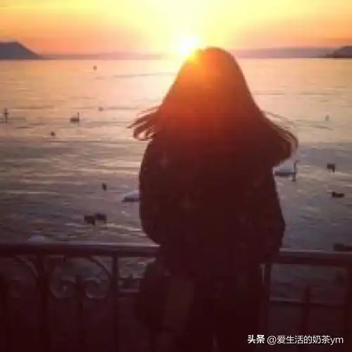 58岁女儿照顾瘫痪父亲,那句我一家就靠父亲退休金让人深思
