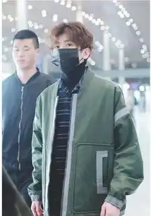 穿绿色夹克叠穿衬衫,蔡徐坤衣品不错,清爽又有男友力