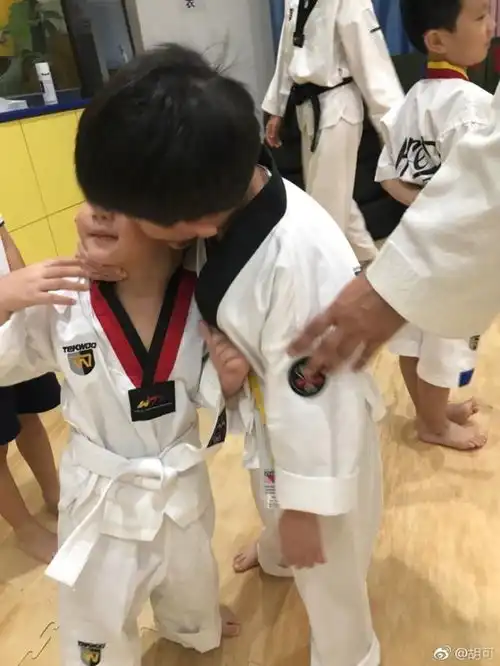 同样的校服安吉穿的像校园剧男主,小鱼儿穿出了种日料店员工感