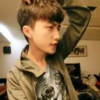 请各位专家各位哥哥姐姐帮我找这个头像里的男孩子的名字哈
