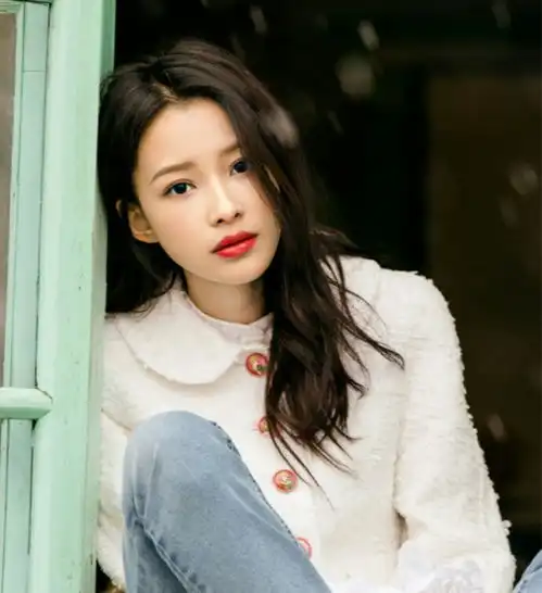 与董子健结婚4年,28岁孙怡首次回应未办婚礼,只因当时年纪小