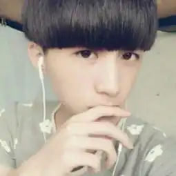 谁有14岁的男孩相片就是她
